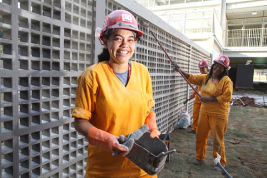 mulher-trabalhando-obra